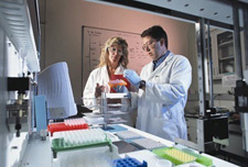 principles_of_dna_04_-_lab_structure.jpeg Photo of two scientists in a laboratory