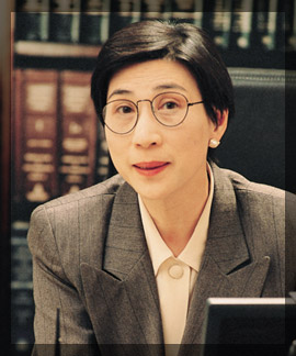 female_attorney_law_library.jpg Photo of a female attorney in a law library