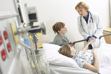 principles_of_dna_12_-_victim_issues.jpeg Photo a doctor talking to a patient in the hospital